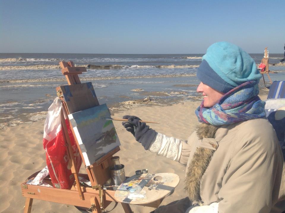 Helena Stroo tijdens de workshop door Roos Schuring op strand Katwijk